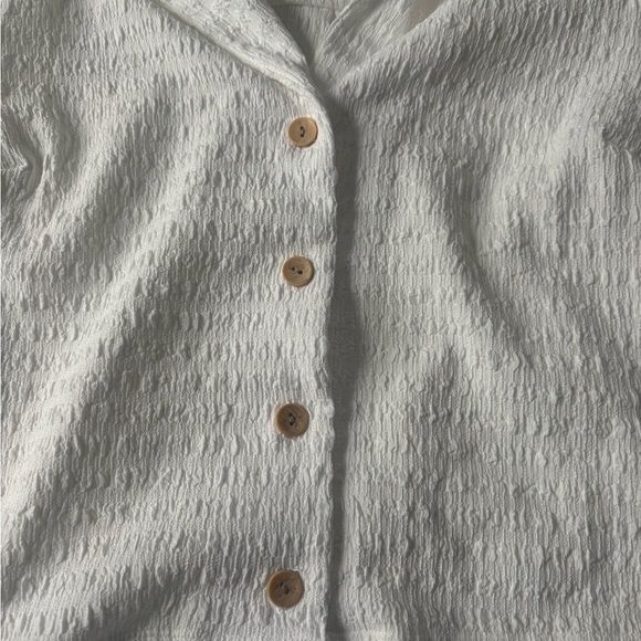 Linen Cropped Button Up - Picture 3 of 3